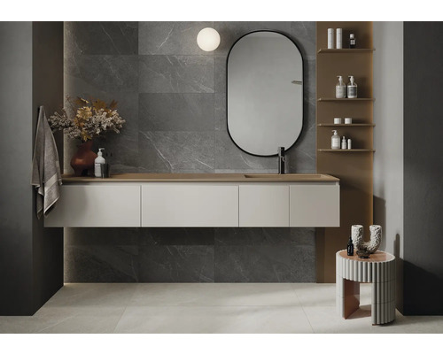 Moderne badkamer met wastafel, spiegel en wandplanken