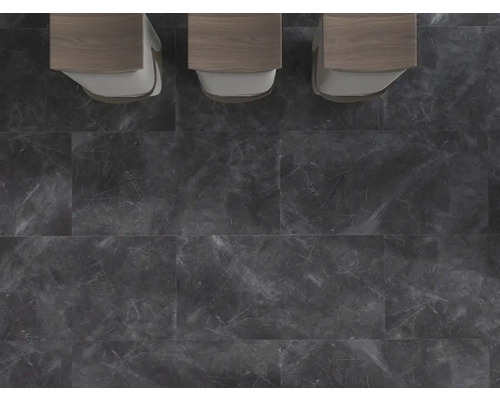 Badkamer met grijze tegels in marmerlook en wastafels van bovenaf