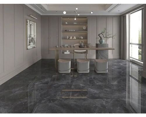 Lichte ruimte met vloertegels in marmerlook, tafel, stoelen en rek