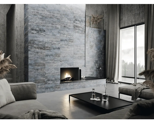 Woonkamer met open haard, bank, tafel en betegelde wand in betonlook.