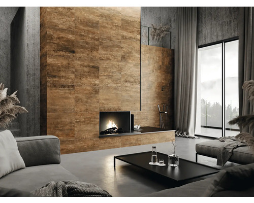 Woonkamer met open haard bekleed met wandtegels in houtlook, plus een grijze zithoek en een zwarte salontafel.