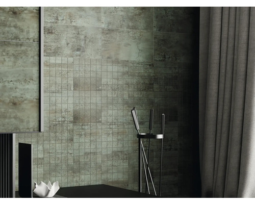 Wanddecoratie met mozaïektegels en keramische tegels in het interieur