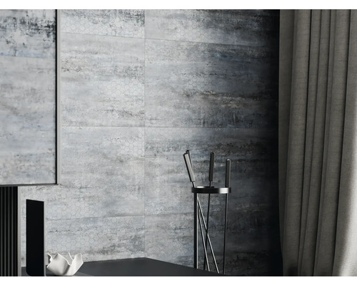 Wanddecoratie met rechthoekige tegels in steenlook en gordijn