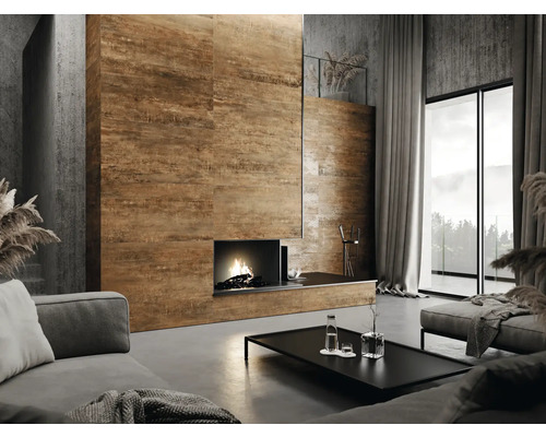 Woonkamer met bank, salontafel, open haard en betegelde muur