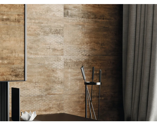 Wanddecoratie met keramische tegels in houtlook en zeshoekige patronen.