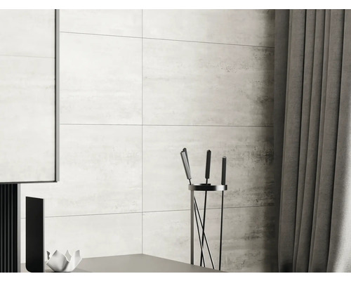 Wandtegels in de badkamer met gordijnen en haardstel