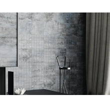 Decoratief interieur met tegels in steenlook, mozaïektegels en gordijnen.