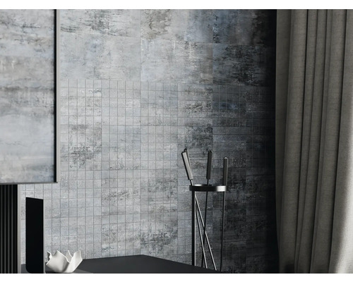 Decoratief interieur met tegels in steenlook, mozaïektegels en gordijnen.