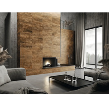 Woonkamer met betegelde wand, open haard en moderne meubels.