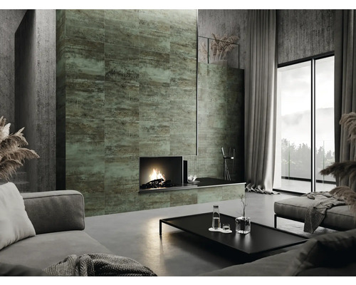 Moderne woonkamer met open haard en betegelde muur