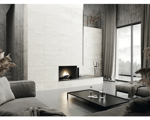 Lichte woonkamer met tegelwand, open haard en groot raam