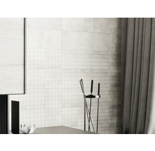 Interieur met wandtegels, haardstel en gordijnen.