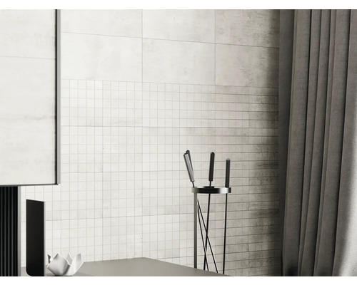 Interieur met wandtegels, haardstel en gordijnen.