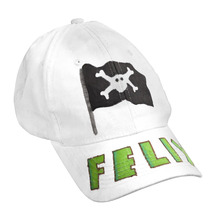 Witte pet met piratenvlag en groene belettering