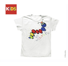Wit T-shirt voor kinderen met rupsmotief en de naam Sarah.