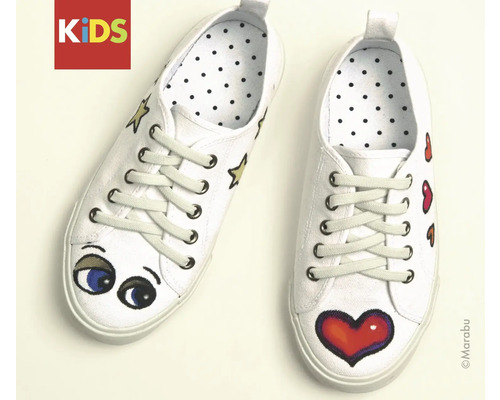 Beschilderde witte kinderschoenen met veters