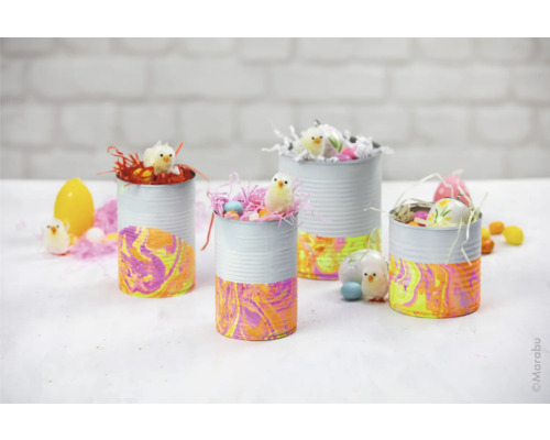 Gedecoreerde blikken met kuikens en paaseieren voor paasdecoratie.