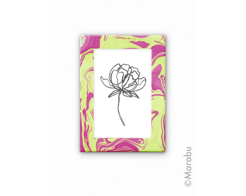 Gemarmerde fotolijst met bloemschets