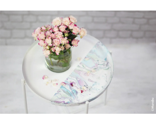 Decoratieve bijzettafel met bloemstuk