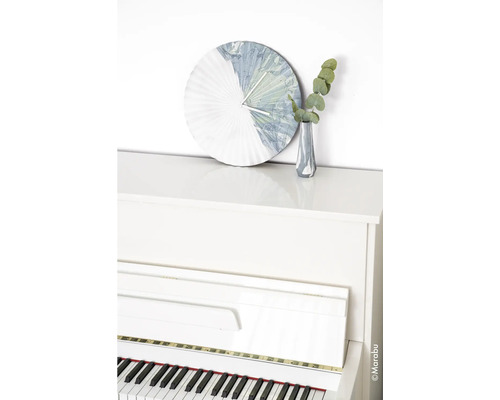 Decoratieve wandklok en vaas met eucalyptus op een piano