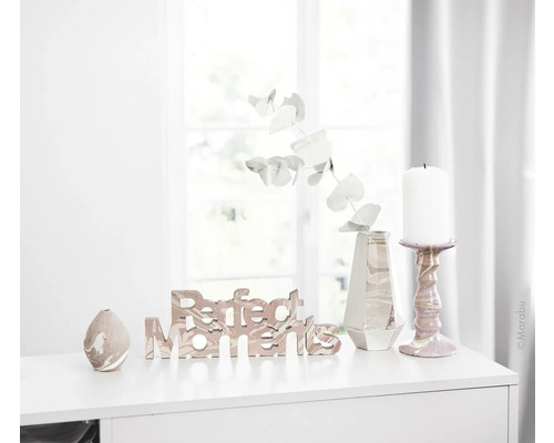 Decoratieve opstelling met belettering, vaas en kaars op een tafel