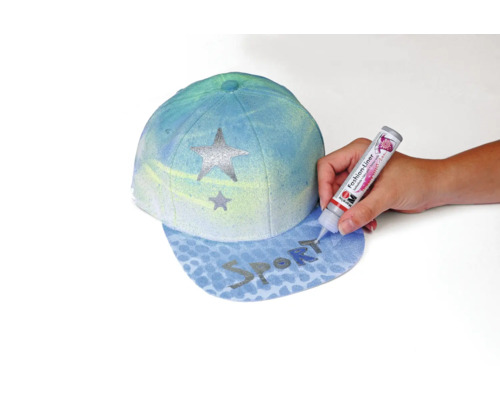 Versierde pet met textielstift