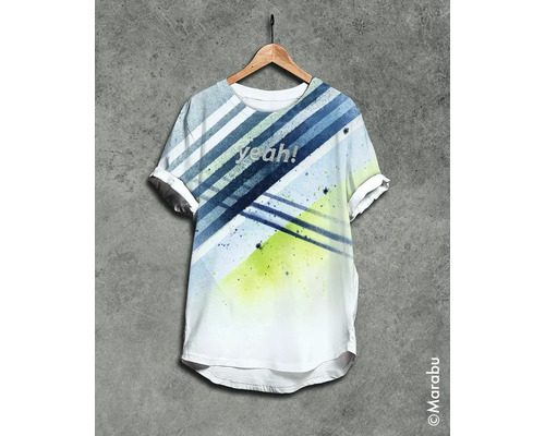 T-shirt met print hangt aan een kledinghanger.