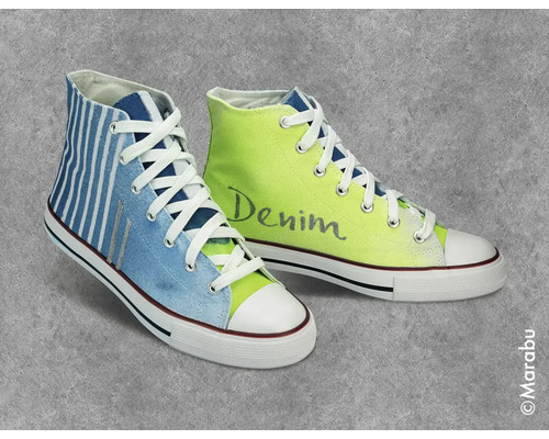 Twee hoge stoffen schoenen met veters, de ene gestreept, de andere met het woord Denim erop