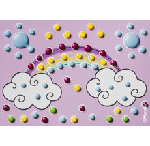 Illustratie van een hemel met regenwolken, een zon en een regenboog