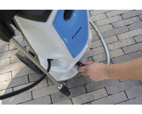 Eurom hogedrukreiniger met wateraansluiting op bestrating
