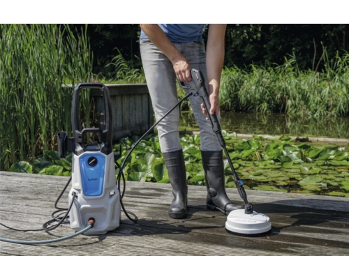 Hogedrukreiniger met oppervlaktereiniger in gebruik op een houten terras