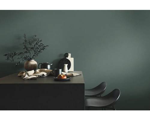 Stilleven met vaas, servies en stoelen voor een gekleurde muur