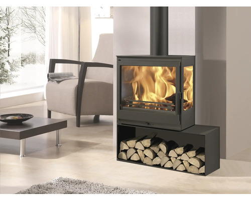 Houtkachel met houtopslag in de woonkamer