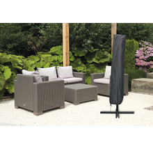 Zitgroep met parasolhoes in de tuin