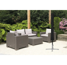 Tuinscene met grijze rotan zithoek en zwarte beschermhoes voor parasol