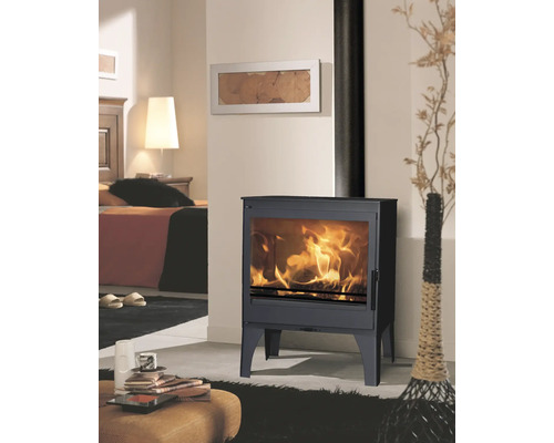 Houtkachel in woonkamer met brandend vuur