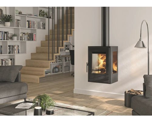 Woonkamer met wandhaard, trap en boekenkast voor een gezellige sfeer.