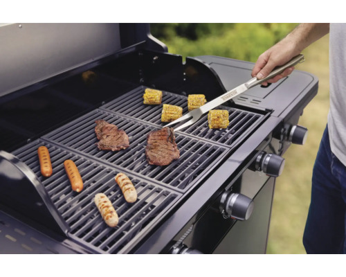 Barbecuescène met steaks, worstjes en maïskolven op een grillrooster