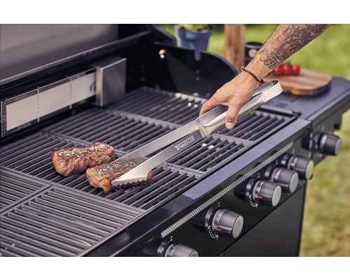 Barbecuescène met grilltang, steak en gasbarbecue