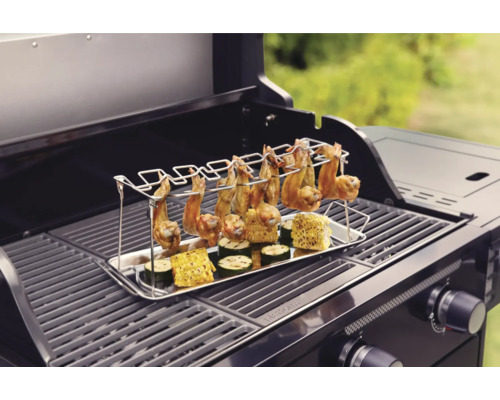 Barbecue met kippenvleugels en groenten in de houder