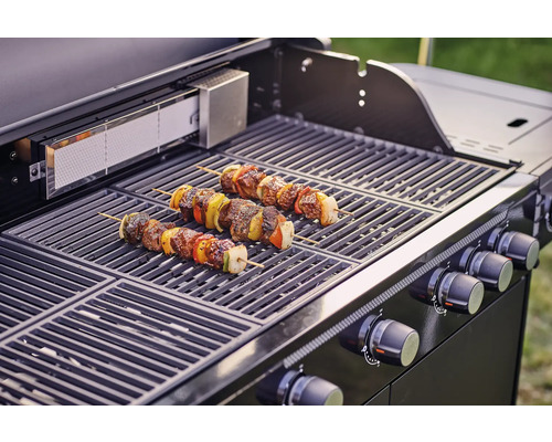 Barbecue met gegrilde spiesjes op het rooster