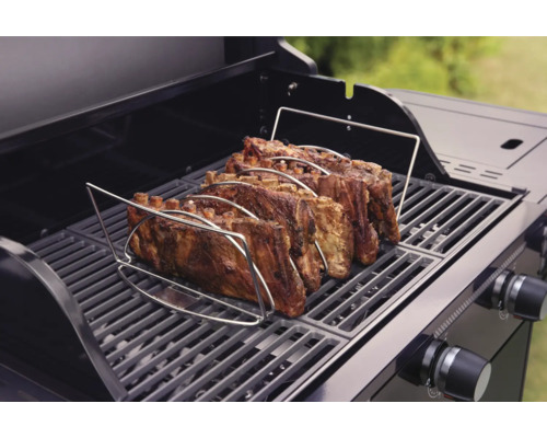 Gasbarbecue met spareribs in ribhouder