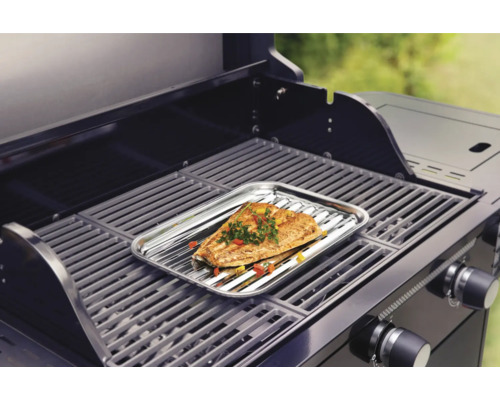 Barbecue met visfilet op een plaat