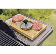 Burgerpers met vleespasteitjes op een snijplank
