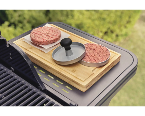Burgerpers met vleespasteitjes op een snijplank