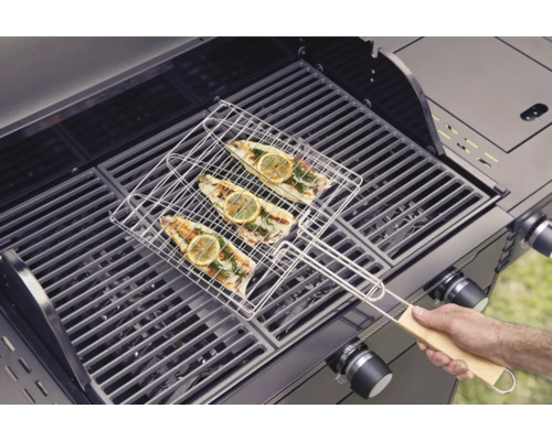 Vis in een grillmand op een gasbarbecue