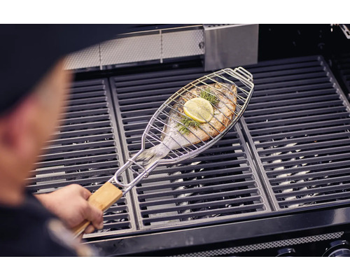 Vis in grillmand op barbecue