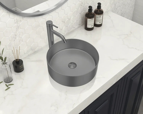 Badkamer wastafel met kraan op een marmeren aanrechtblad