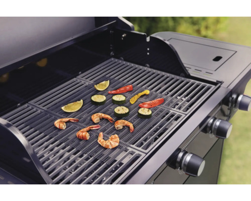 Barbecue met barbecue mat, garnalen, courgette, paprika en limoenen