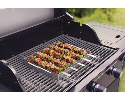 Grill met shaslickspiesen in grillrek
